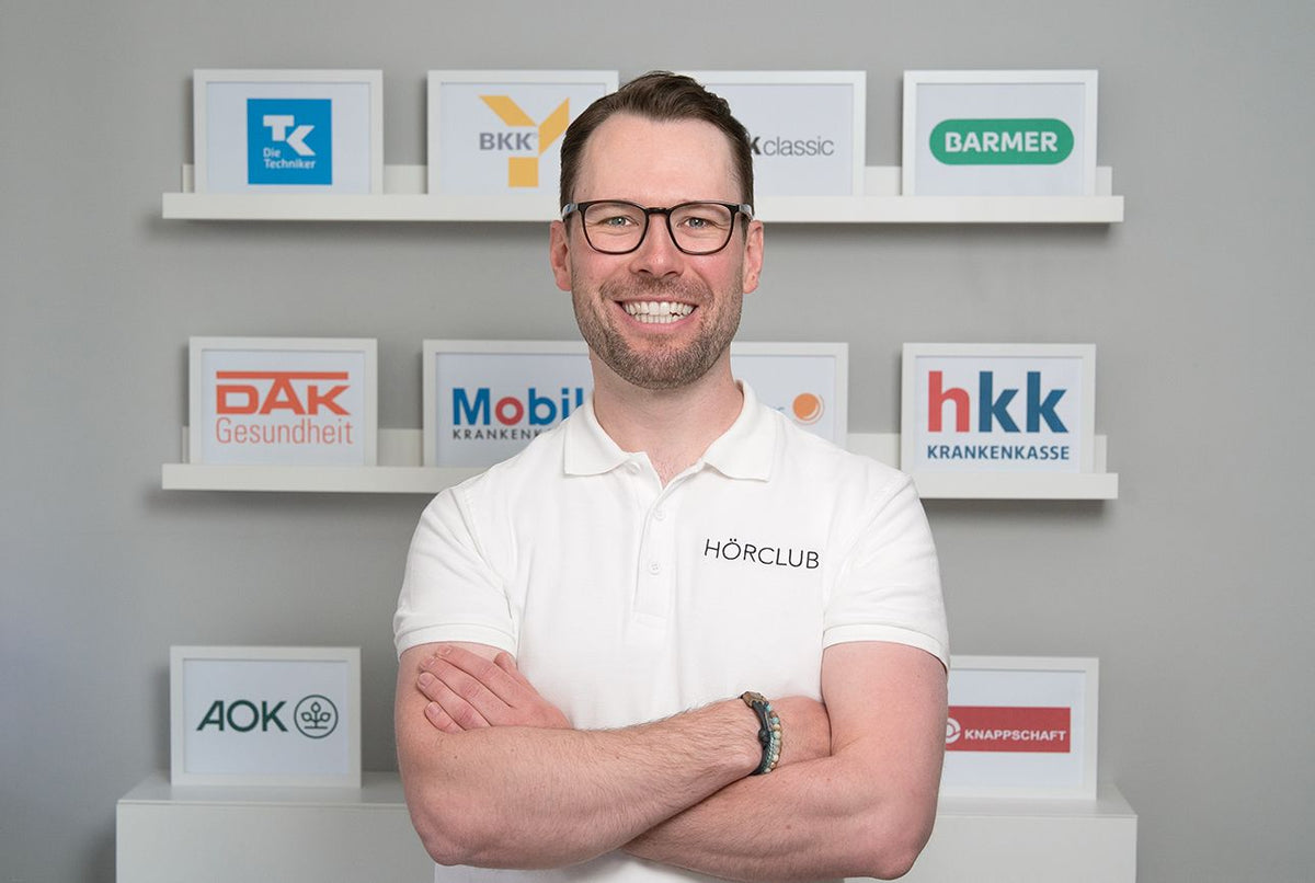Sören Moessinger vor Krankenkassen-Logos