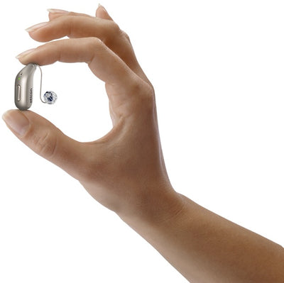 Eine Hand hält ein Oticon Intent Hinter-dem-Ohr-Hörgerät