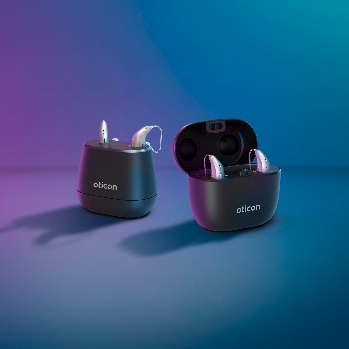Oticon Reveal Hinter-dem-Ohr-Hörgeräte in Ladestationen