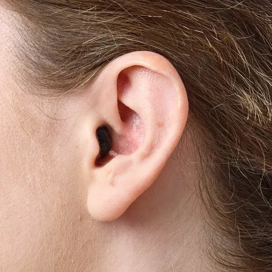 Close-up einer Frau, die ein Oticon Zeal Im-Ohr-Hörgerät im Ohr trägt