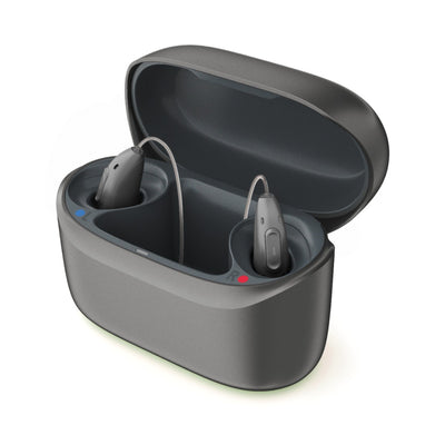 Phonak Audeo Infinio Ultra Hinter-dem-Ohr-Hörgeräte in einer ChargerGo Ladestation