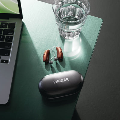Phonak Audeo EON Sphere Hinter-dem-Ohr-Hörgeräte auf einem grünen Tisch