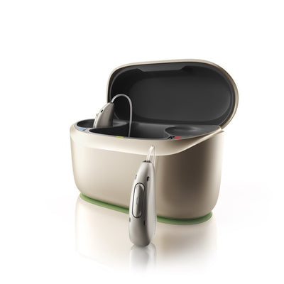 Seitenansicht des Phonak Audeo Infinio Ultra Chargers mit Hörgerät davor