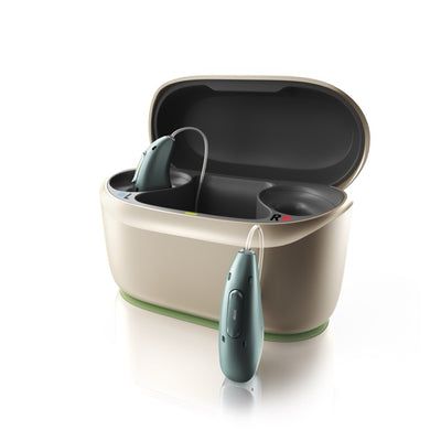 Seitenansicht eines Phonak Audeo Infinio Ultra Sphere Chargers mit Hörgerät davor