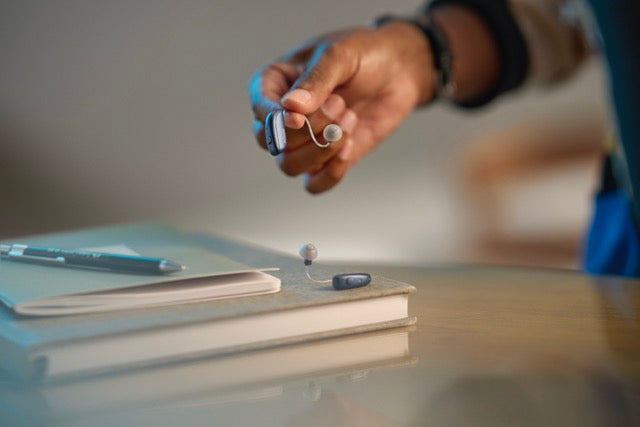 Eine Hand hält ein ReSound Vivia Hinter-dem-Ohr-Hörgerät 