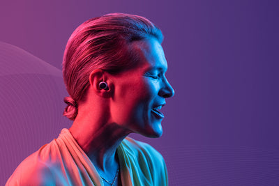 Frau hört Musik mit Signia Active IX Im-Ohr-Hörgeräten