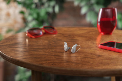 Signia Pure Charge&Go MaX Hinter-dem-Ohr-Hörgeräte auf einem Tisch
